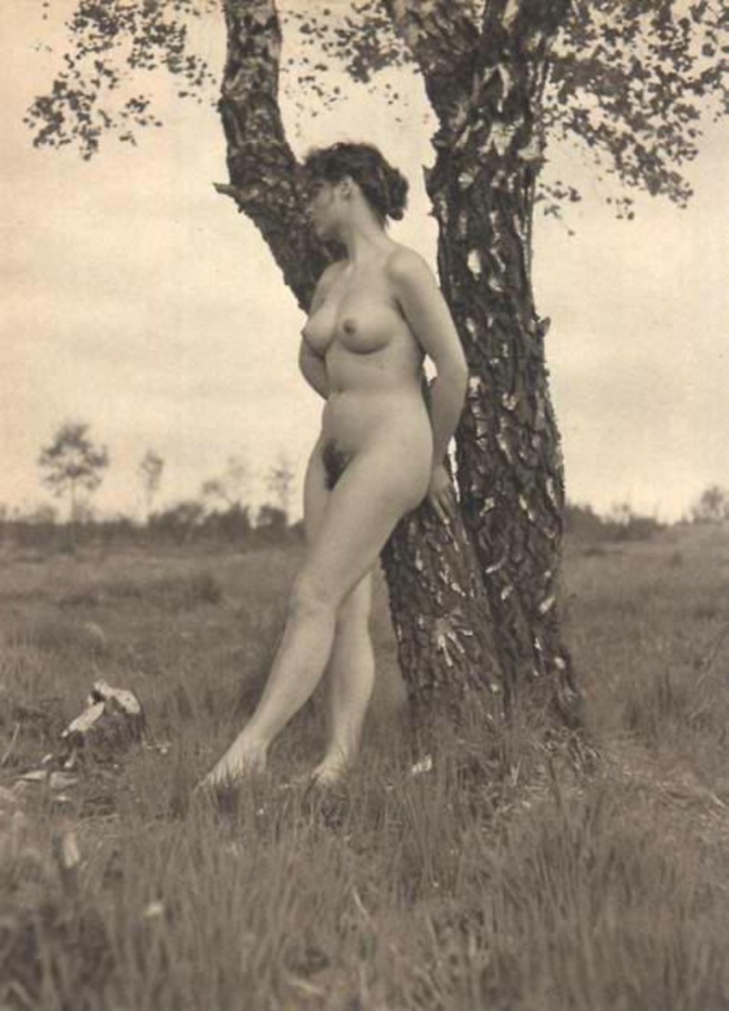 Retro naked girls in nature