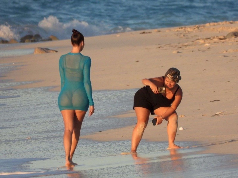 Chloe Kardashian Hot