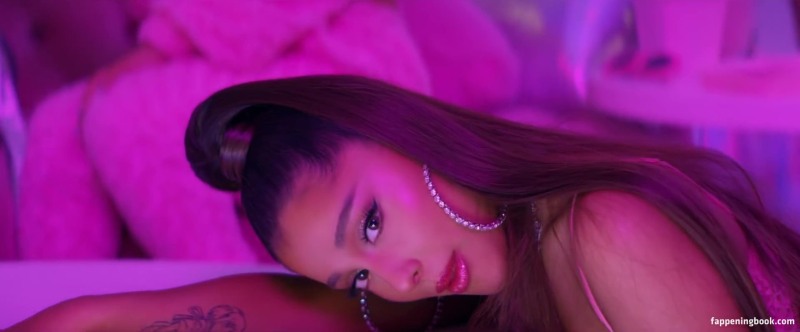 Isabelle Gular Wallpaper