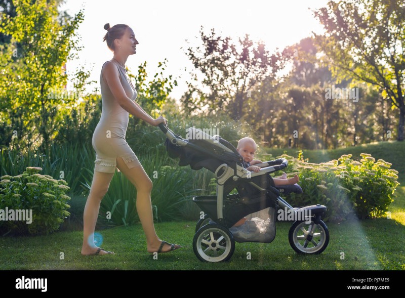 Mom with strollers without panties