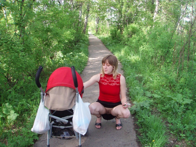 Young mommy without panties