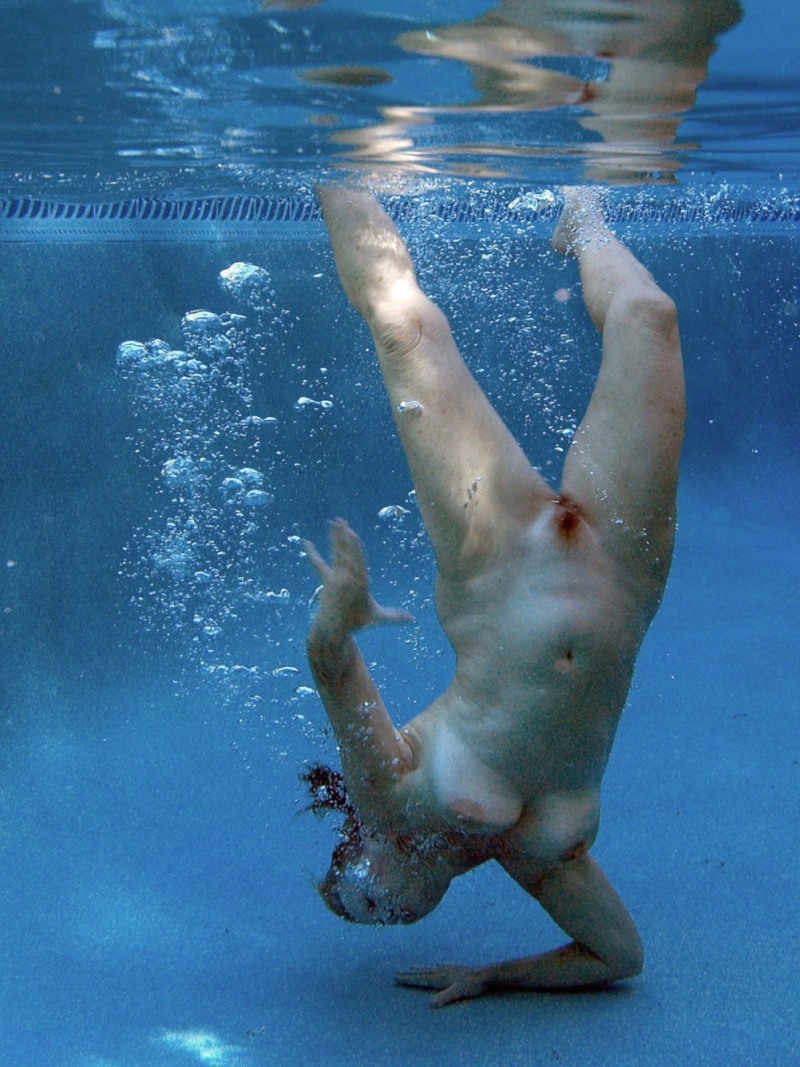 Naked synchronists in water