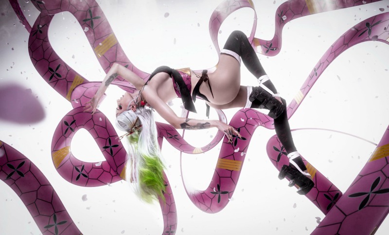 The blade dissecting the demons is non -zuco