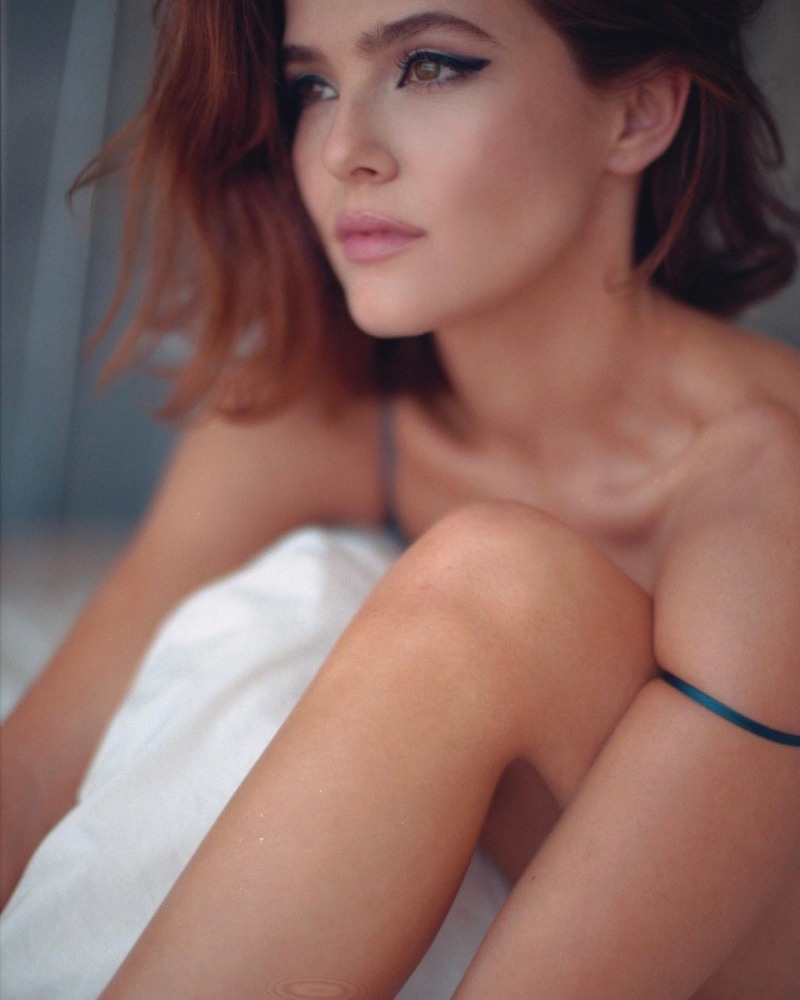 Zoey Deutch EVERYBODY WANTS SOME !!