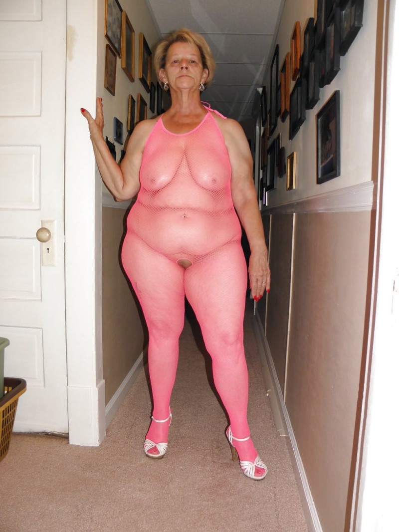 Mature nudist with wide hips