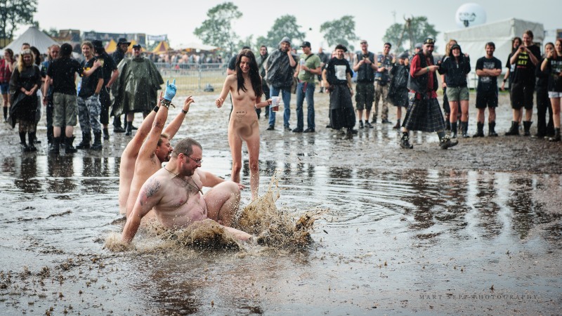 Blonde showed a naked ass in a boat