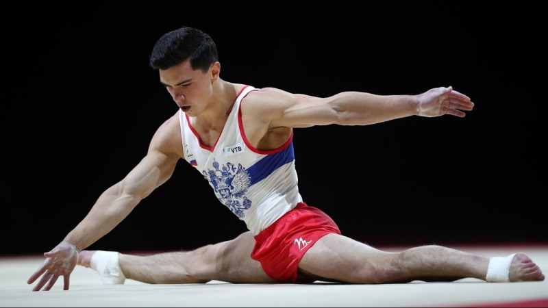 Red -haired girl on twine