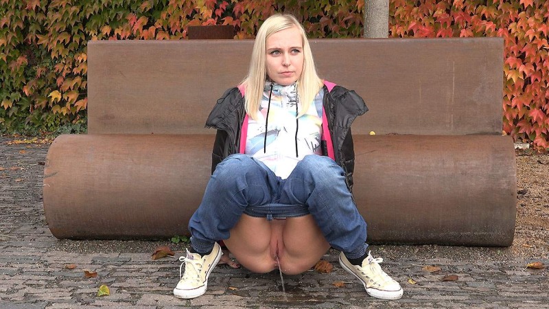 Women's pissing on the street