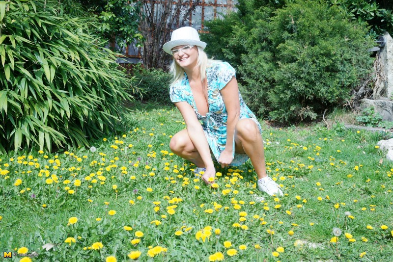 Mini skirt stockings car Mastra Milf