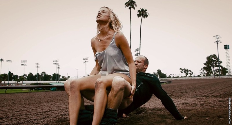 Amy Smart and Carmen Electra Naked