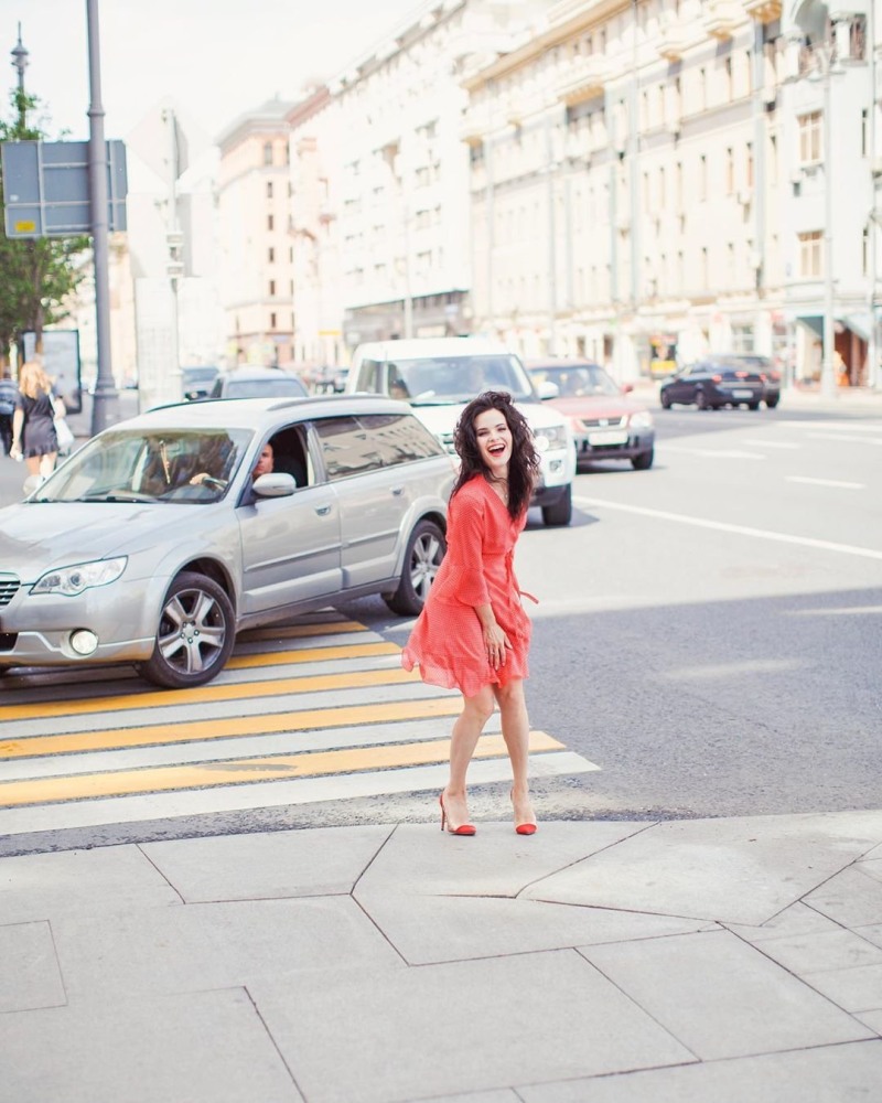 Anna Peskova with a dog
