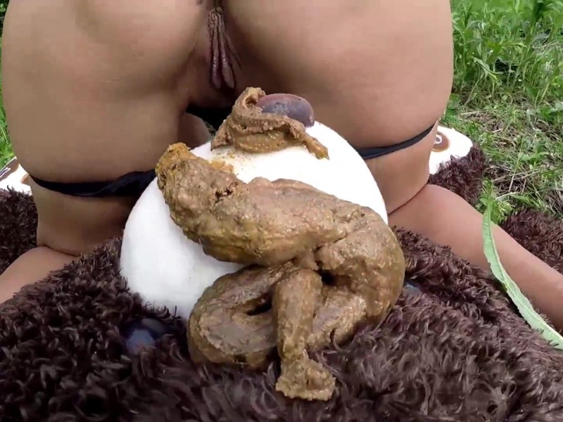 Women's pissing in bushes