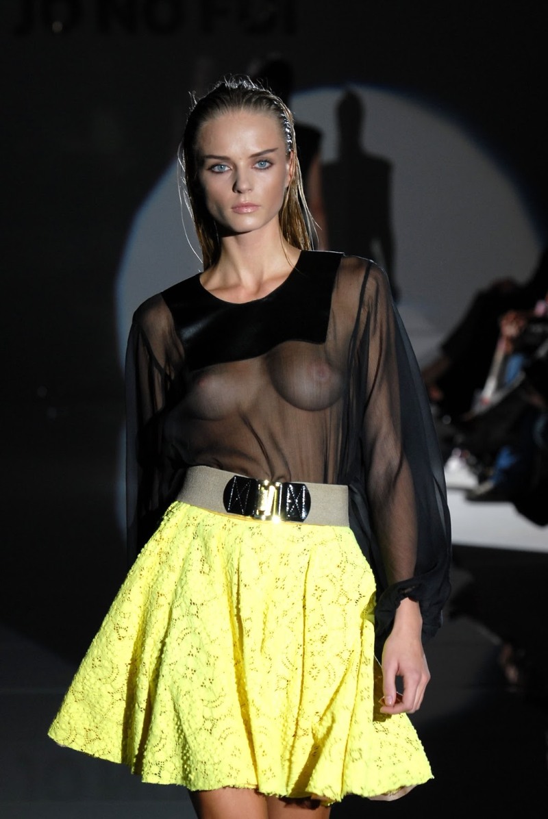 Flating Tits in Restaurant XXX Tits