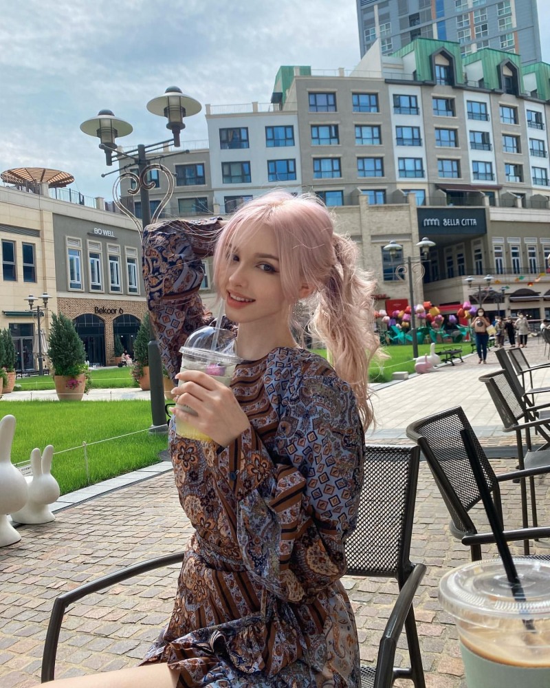 Elina Karimova in headphones