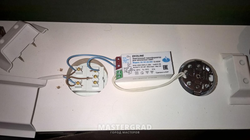 Scheme for connecting a cabinet with backlight and outlet in the bathroom