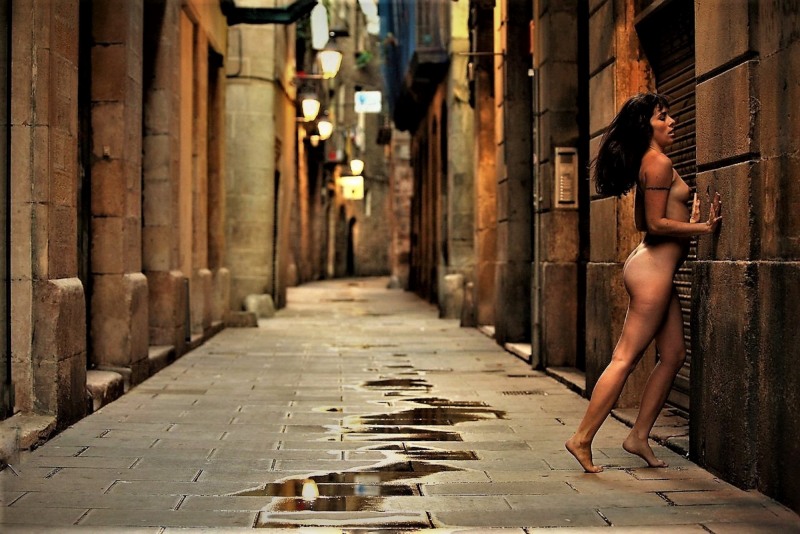 Naked Woman Walks Across Reporter's Live Shot