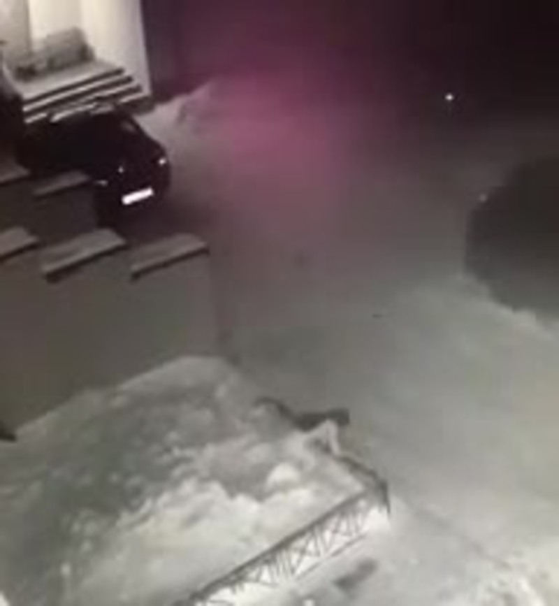 In Tomsk, the girl jumped out of the window into a snowdrift