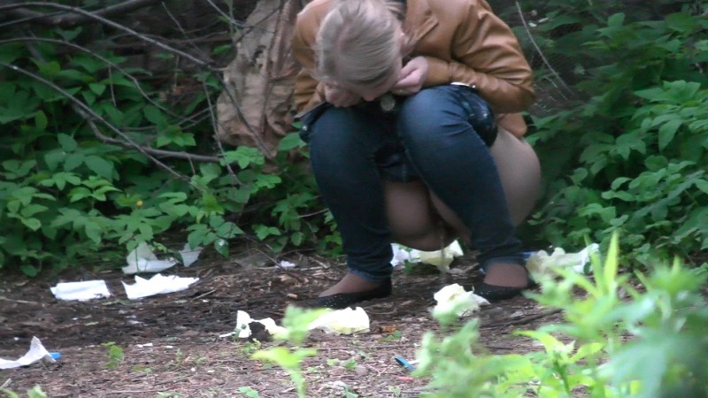 Women's pissing in bushes