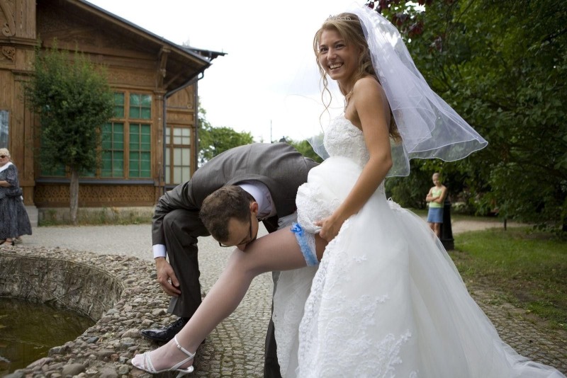 The bride humiliates the groom