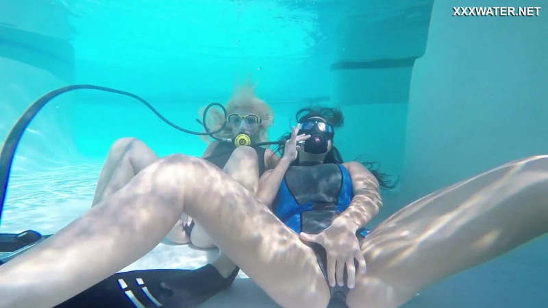 Shows pussy underwater