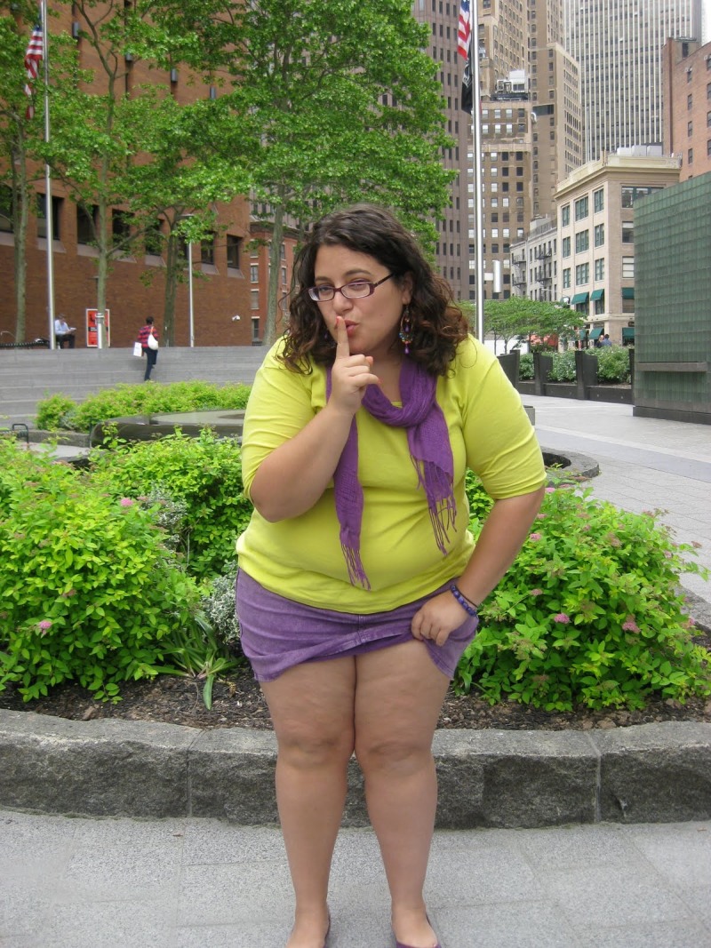 Chubby Housewife Sticks a Dildo Deep Up Her Pussy