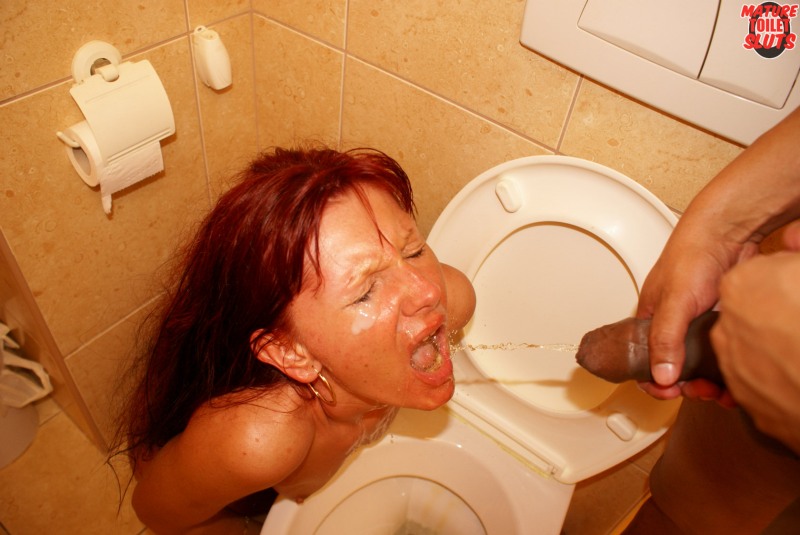 Women's pissing on the toilet