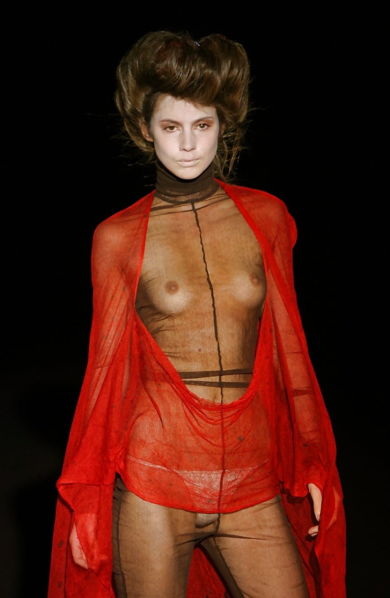 Fashion show without panties