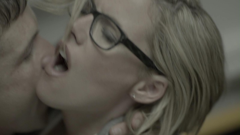 Kathleen Robertson Sexy