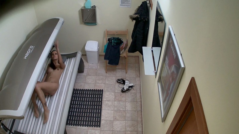 Female pissing in nature spied